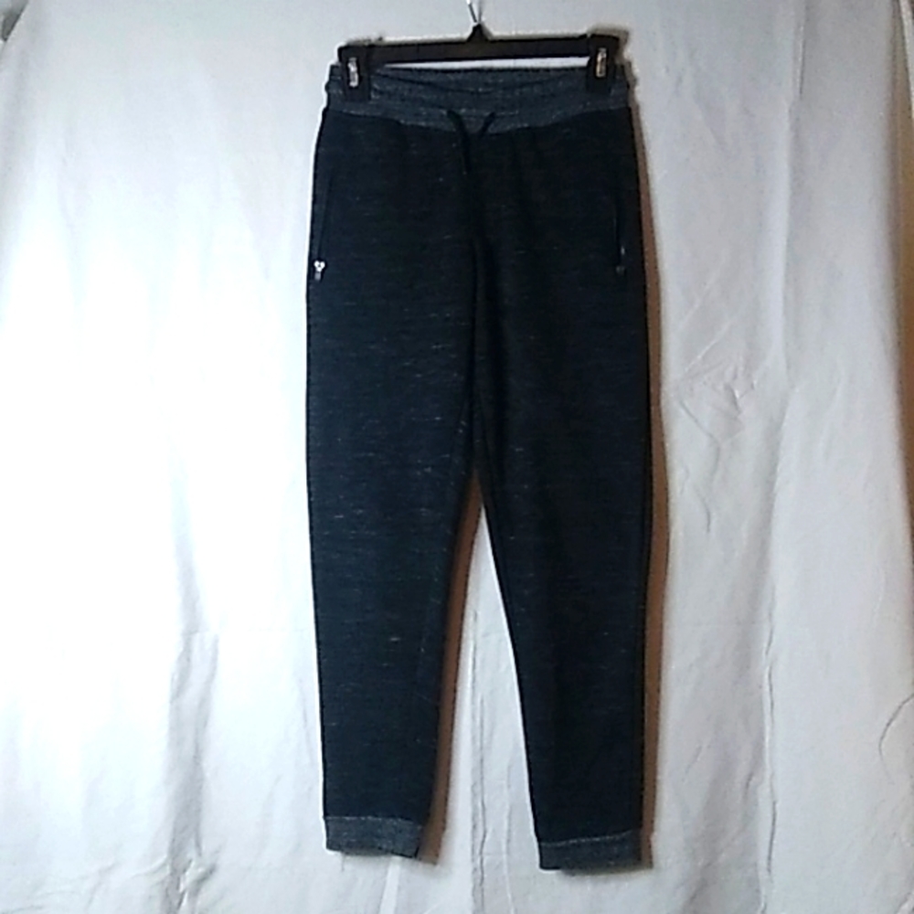 Capsule size medium color black